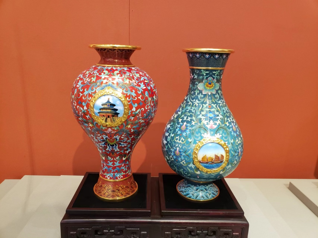 民国蓝地仙鹤戏水纹景泰蓝圆盘 一件带老修的工艺品鉴赏